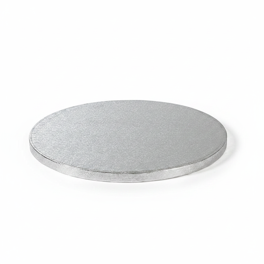 Base torta rigida Karma Decora Cakeboard Silver D 40 cm H 1,2 cm: cartone rivestito alluminio, contatto alimentare. Per pasticceria e cerimonie.