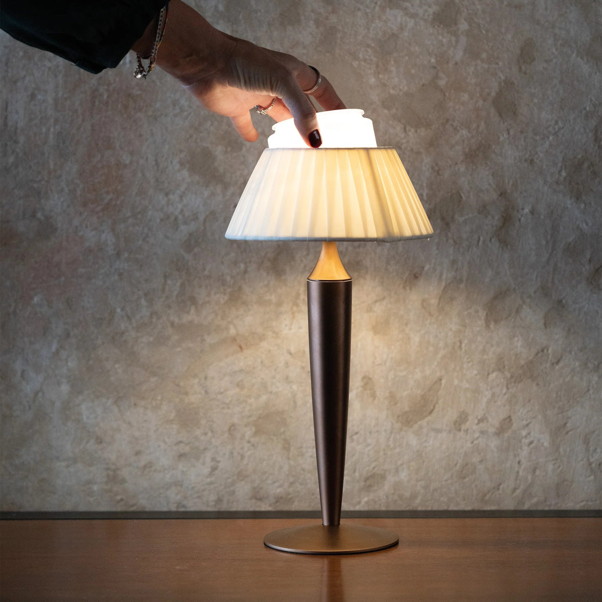 zafferano zafferano flaminia lampada da tavolo portatile ledtouch dimmer bronzo ean 8054040727634