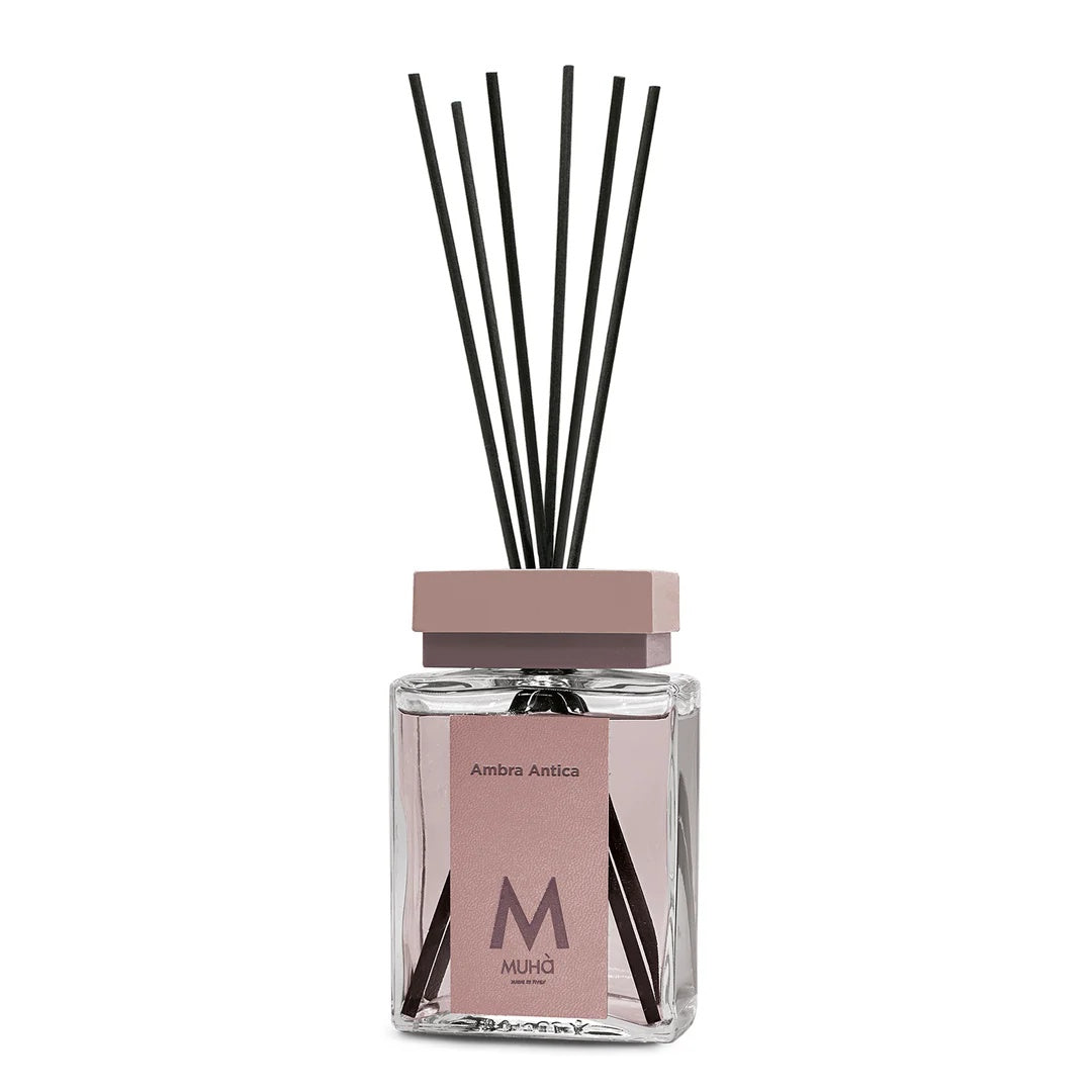 Muhà Luxe Perfume Diffuser Umgebung mit Ambra Antica Stäbchen 100 ml