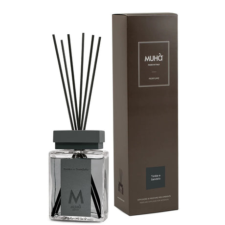 Muhà Luxe Perfume Diffusore Ambiente mit Tonka- und Sandelholzstäbchen
