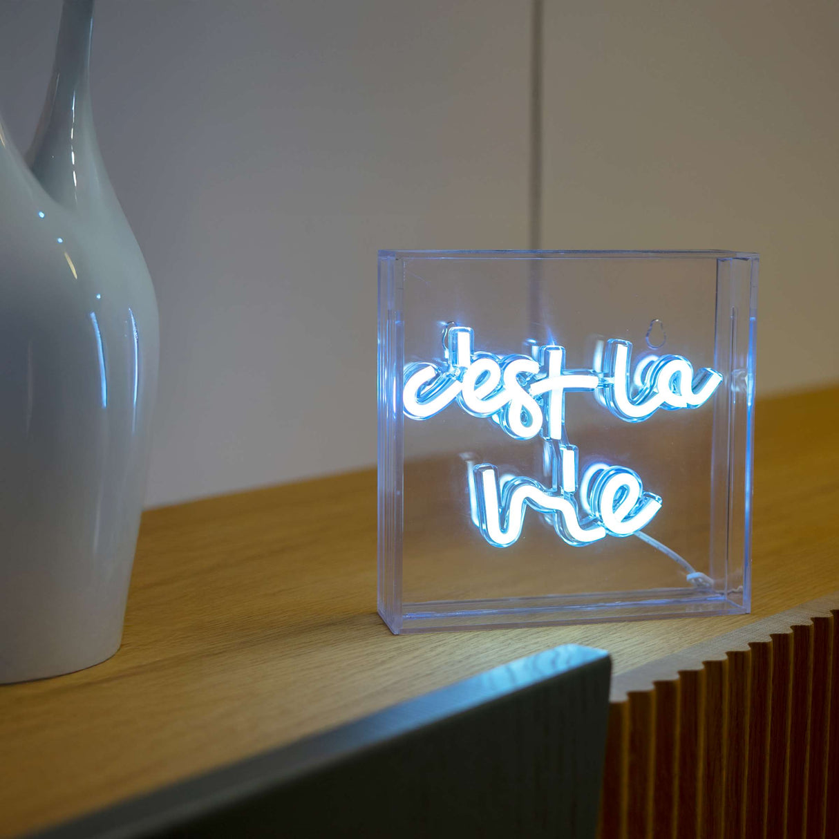 wd lifestyle wd lifestyle insegna neon con cornice in plexiglass 18 x 18 cm decoro cest la vie ean 8053300579389