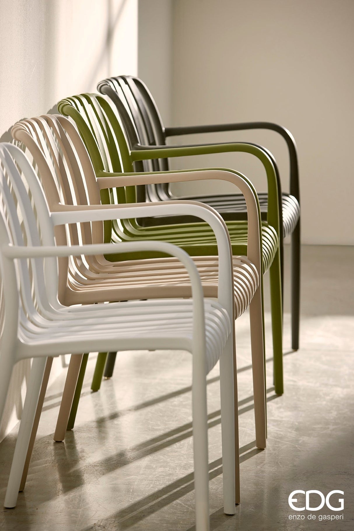 immagine-2-edg-enzo-de-gasperi-sedia-righe-grigio-scuro-polipropilene-8059824349064