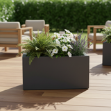 Scena 5 – Giardino con deck in legno, Cassa Schio Maxi con composizione mista