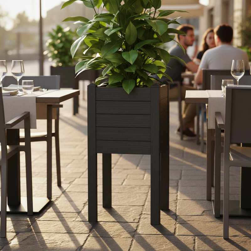 Fioriera alta in resina UV per esterni e interni. TeraPlast Trama 014 Cenere, 42×42×H80 cm, –30°/+60°C, 100% riciclabile.