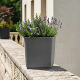 Fioriera da esterno 38x38×H40 cm, colore grigio, plastica riciclata 100%. Resistente da −30° a +60°C, riciclabile. ean 8051560186989
