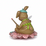 Statuina coniglio pittore Arpimex su fiore rosa 15cm: decorazione Pasqua e bomboniera in resina. ean 8018318439698