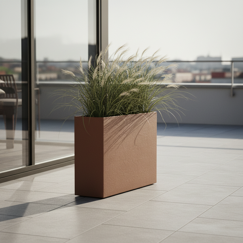 Fioriera alta da esterno con stile urban materico. TeraPlast Summit alta 78 cm, resina effetto cemento Rust, 55 L, leggera e resistente.ean 8051560280526