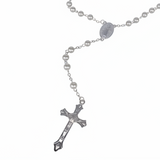 Rosario classico con perle in plastica e croce pendente 8,5 cm. Elegante, leggero, ideale per doni religiosi e cerimonie.